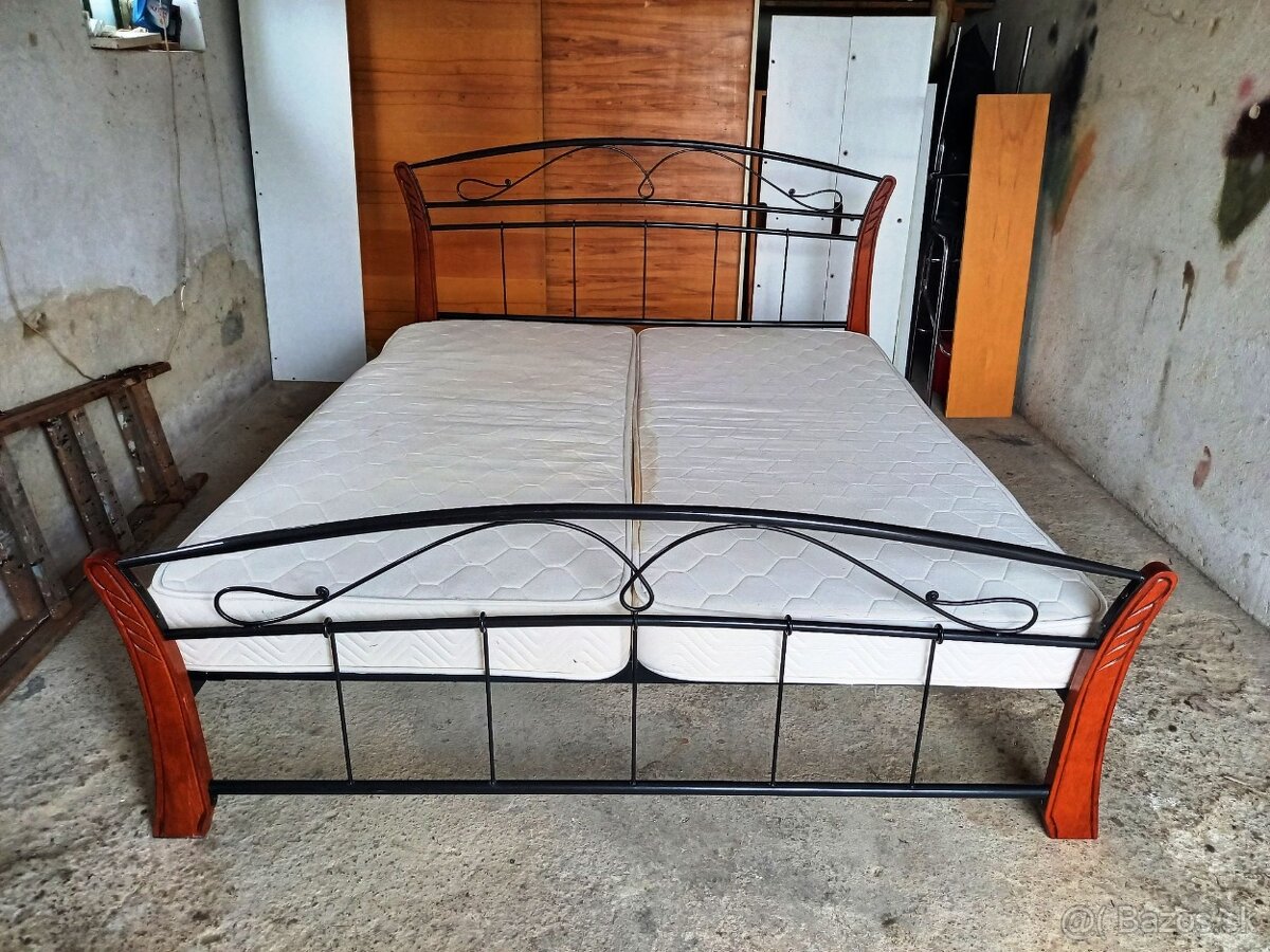 Čierna kovová posteľ s matracmi - 2