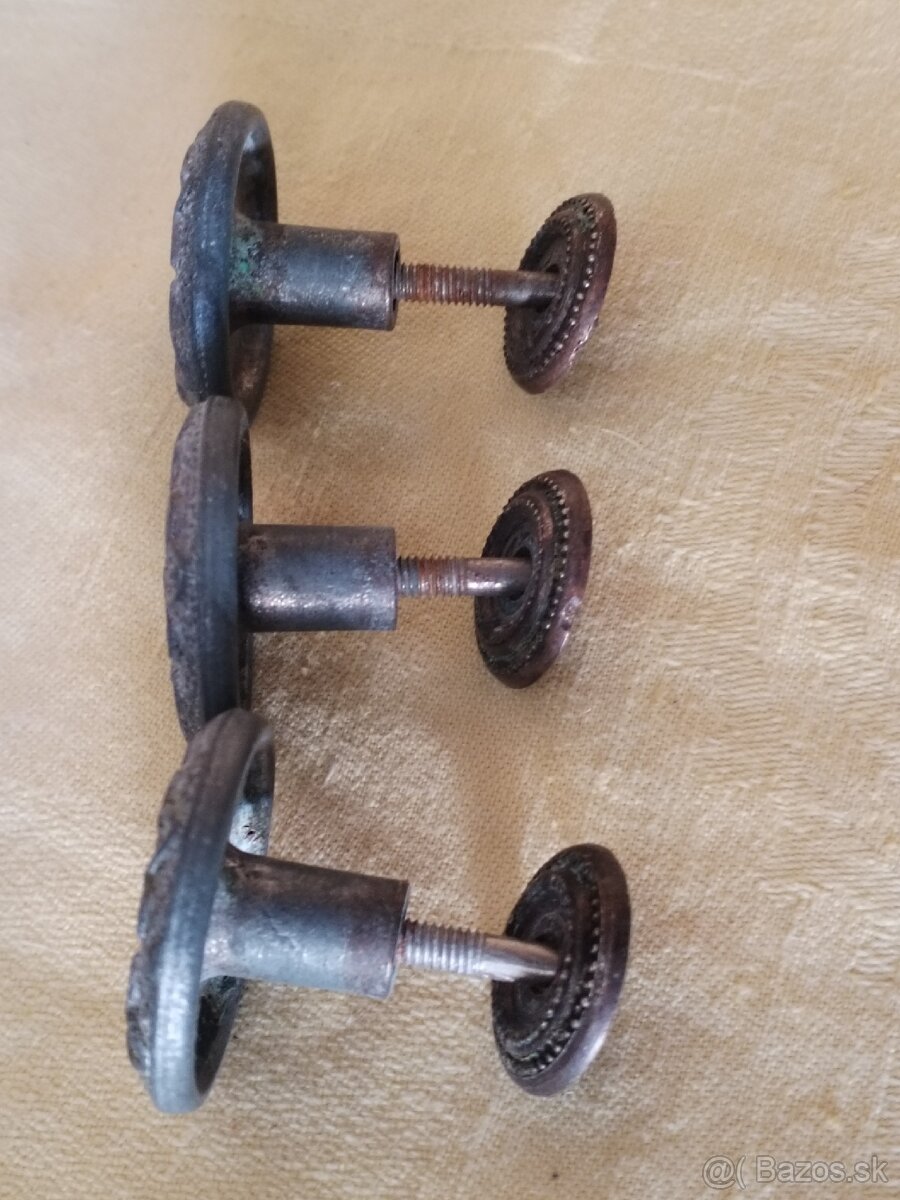 Staré úchytky 15€ spolu - 2