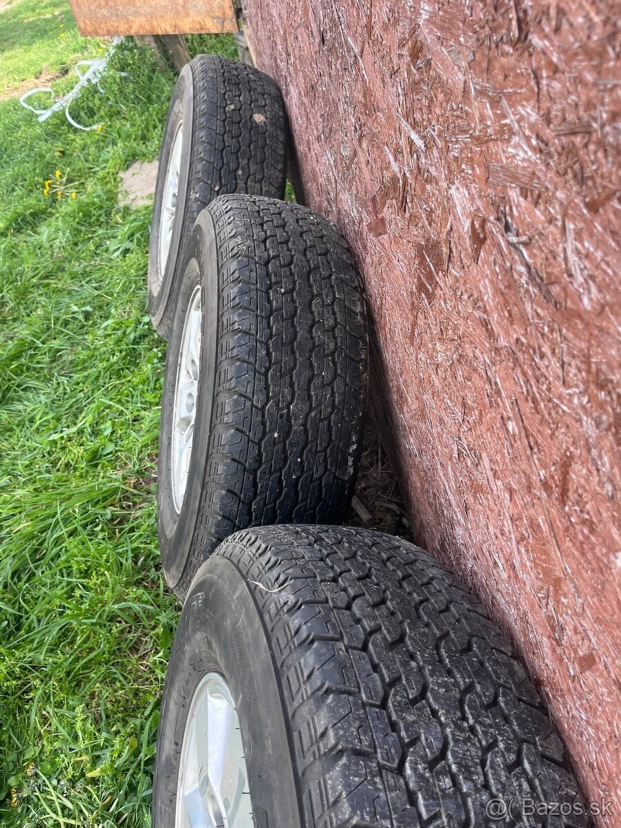 Predám disky s gumamy na hilux 2011