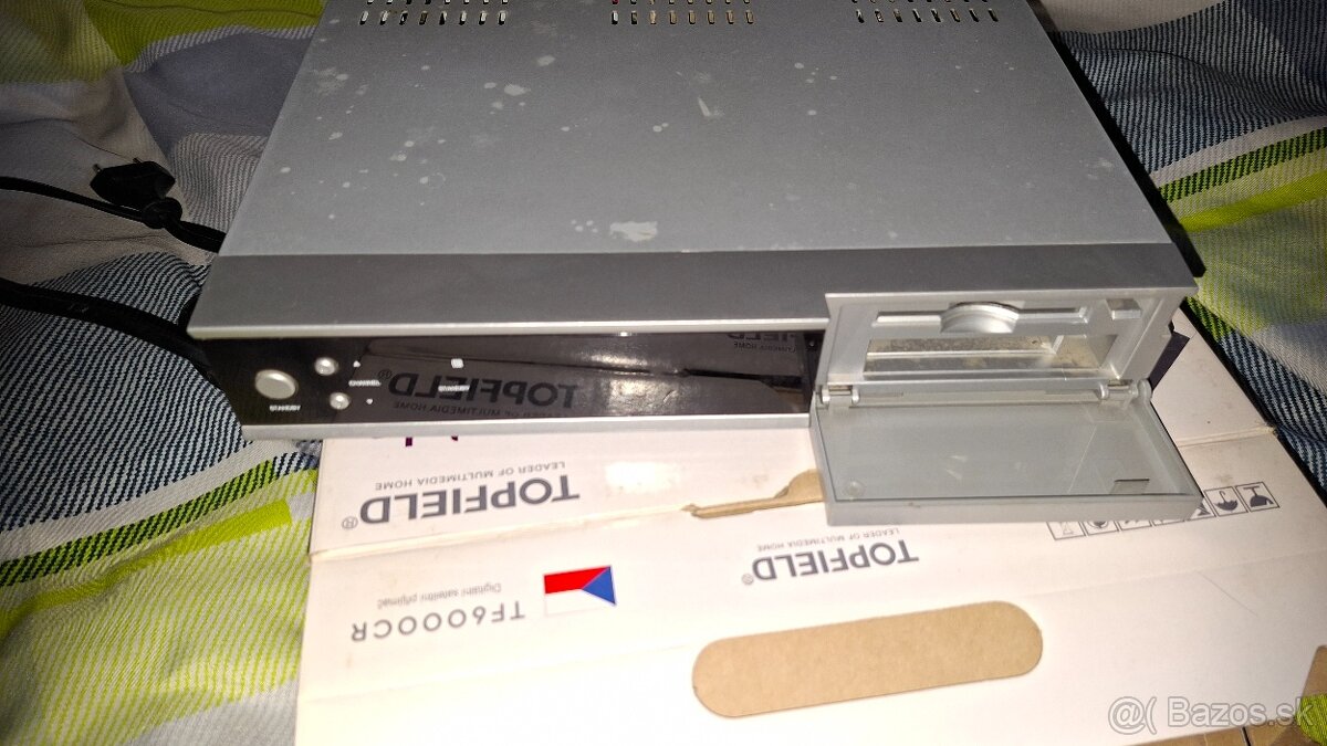 Satelitní prímač a satelit,kábel. - 2