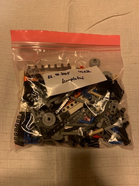 LEGO 42032 Technic - Compact Tracked Loader - 2