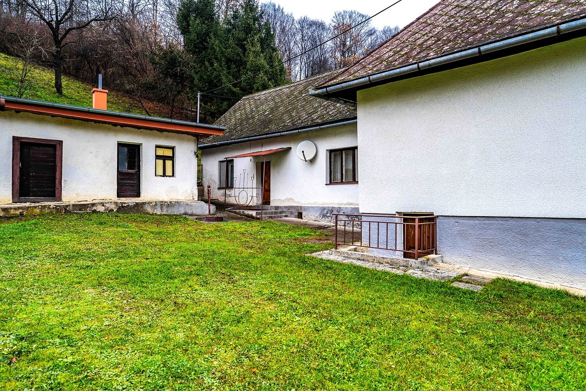 GIRALTOVCE-veľký pozemok 2.196 m2, podpivničený dom, 3xizba - 2