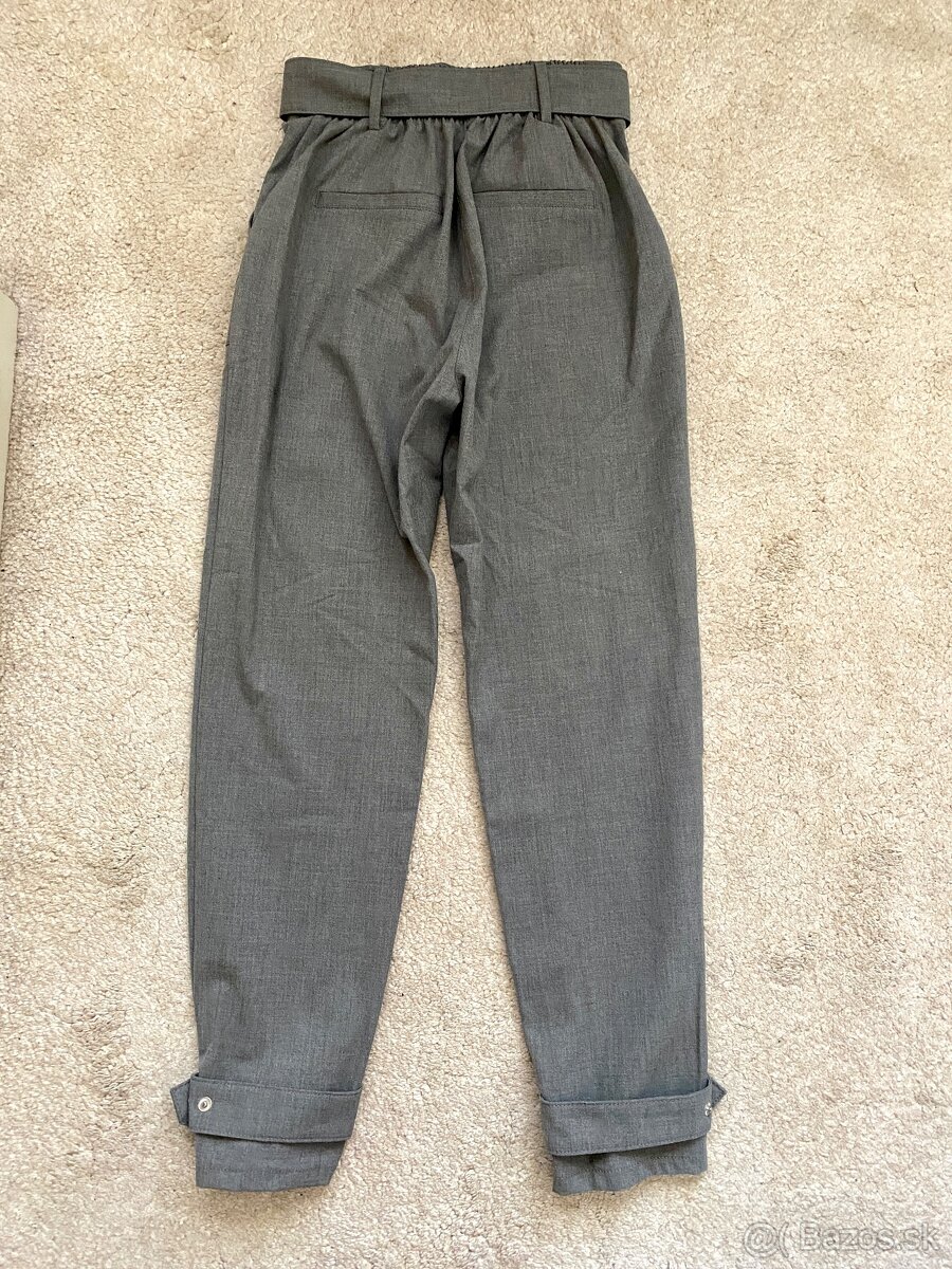 Šedé úzke nohavice s opaskom - 2