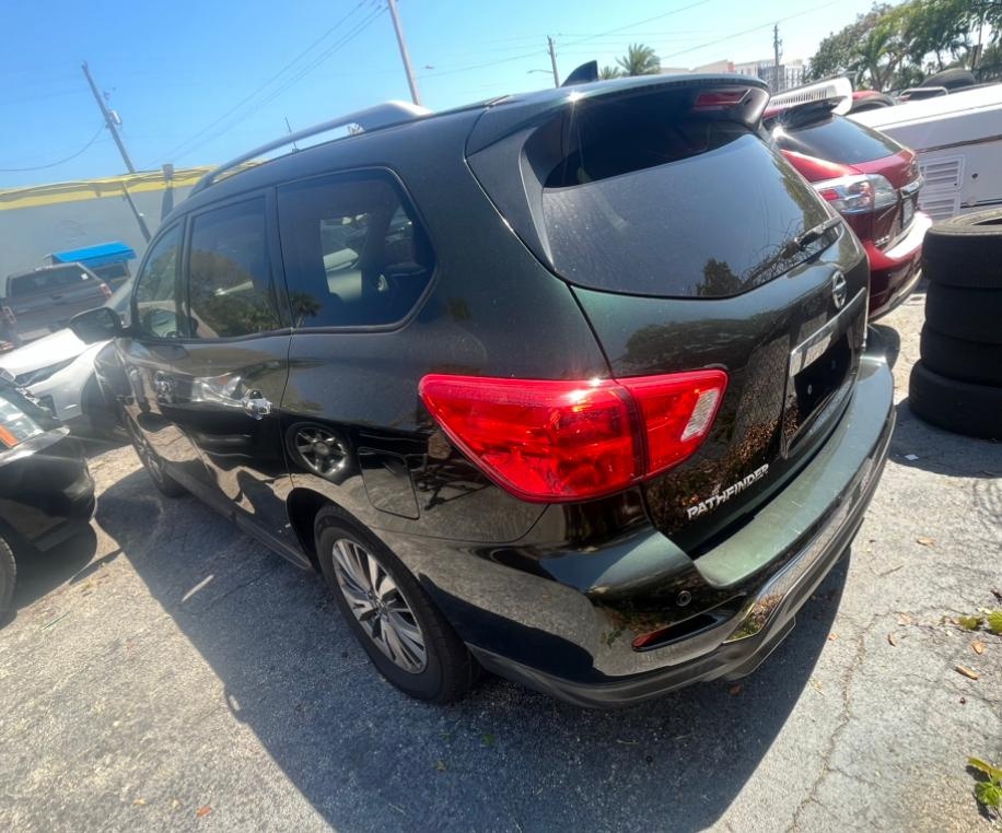 Nissan Pathfinder na opravu - 2