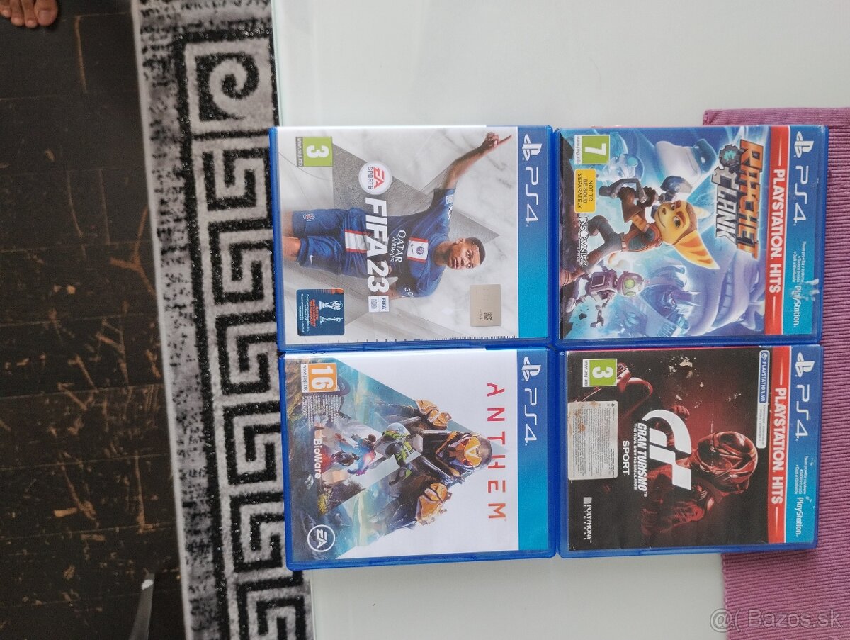 Predám playstation 4 slim - 2