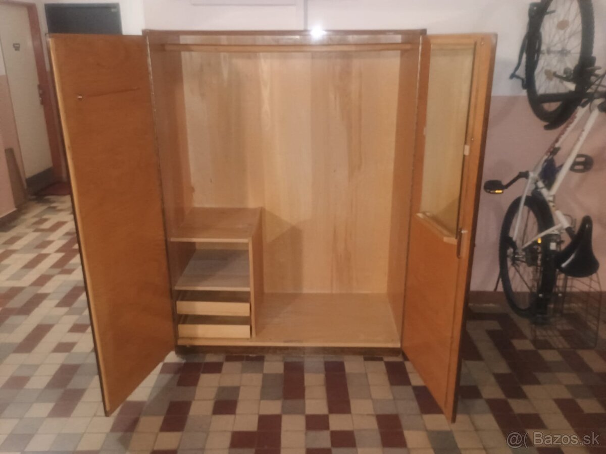 Darujem RETRO skriňu - 2