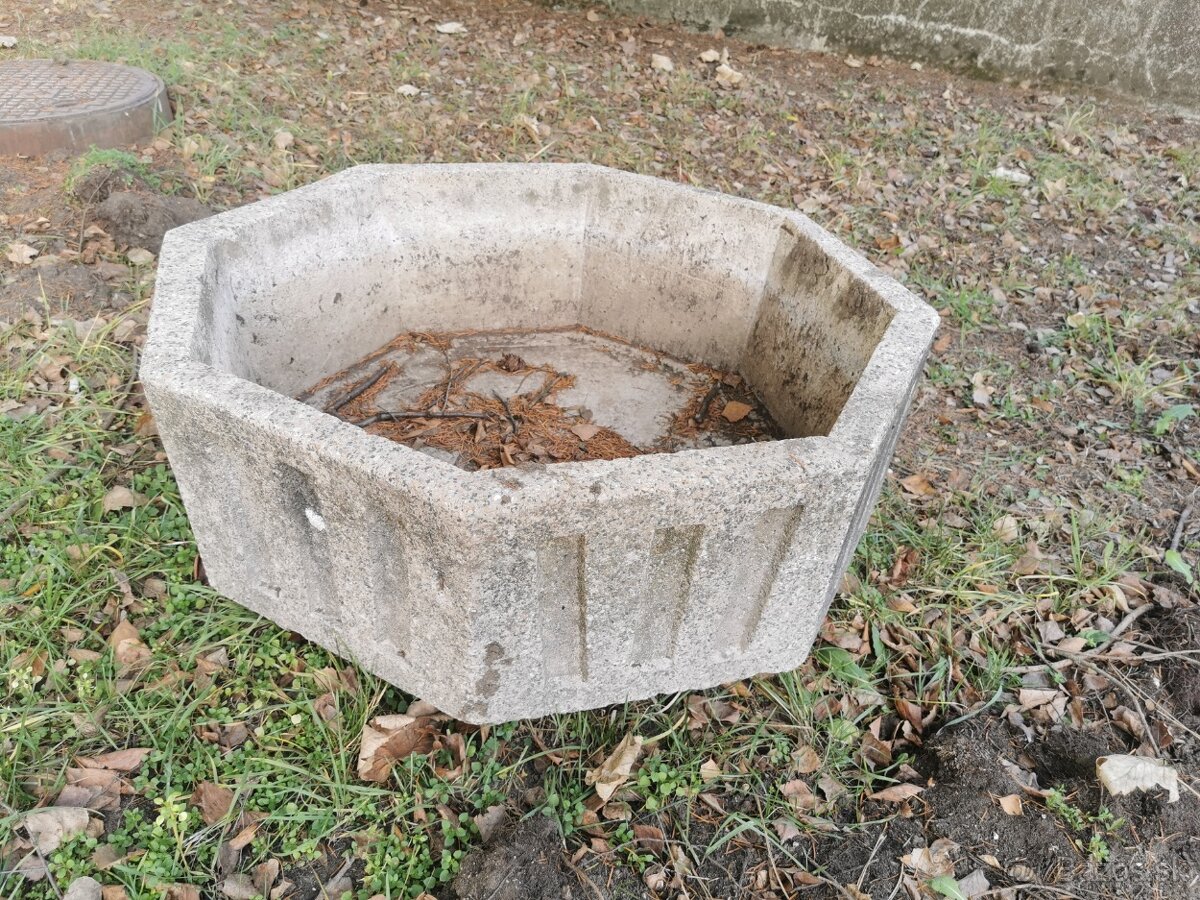 Kamenny kvetinač - 2