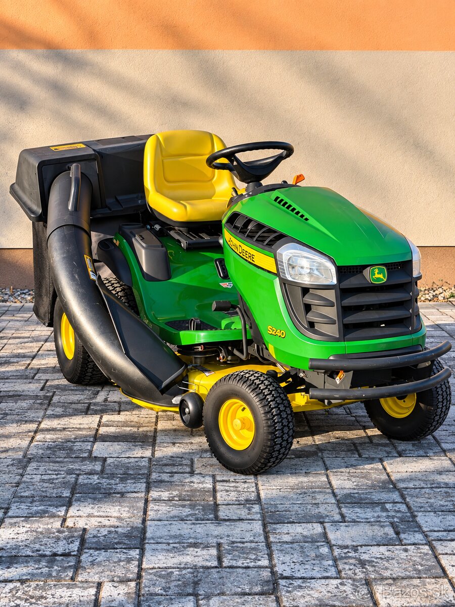 John Deere S240 – záhradný traktor - 2