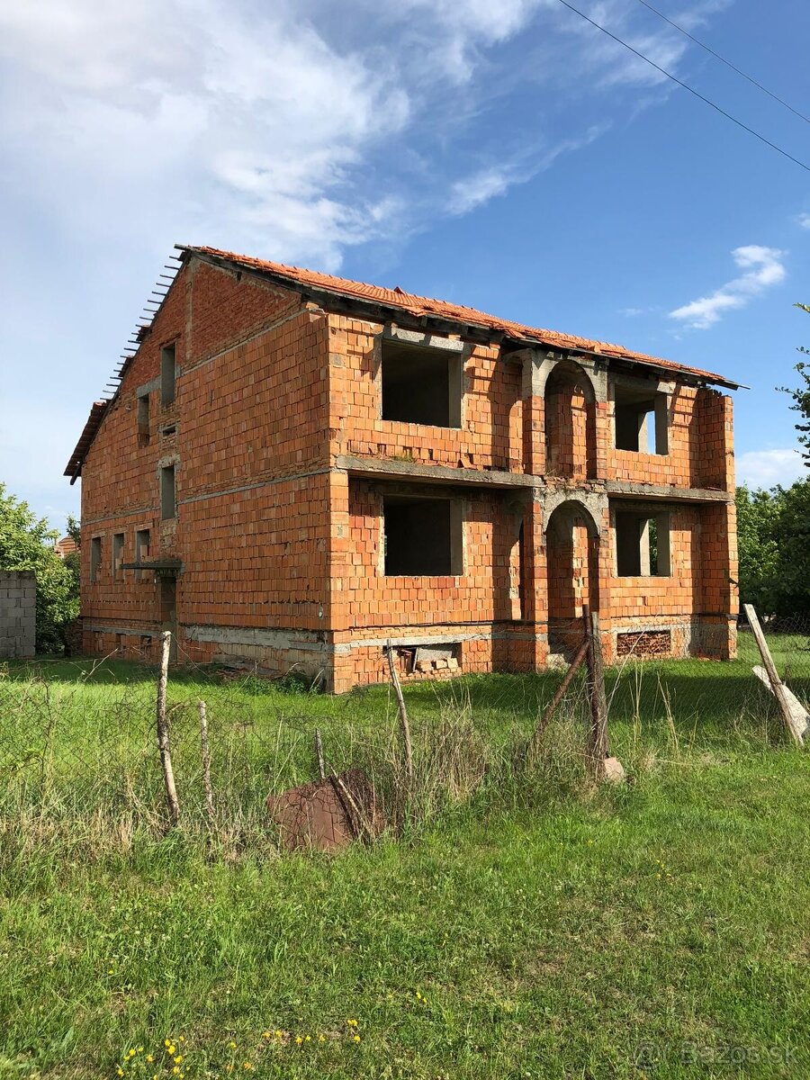 Rozostavaný rod. dom s garážou v obci Dolný Pial - 2