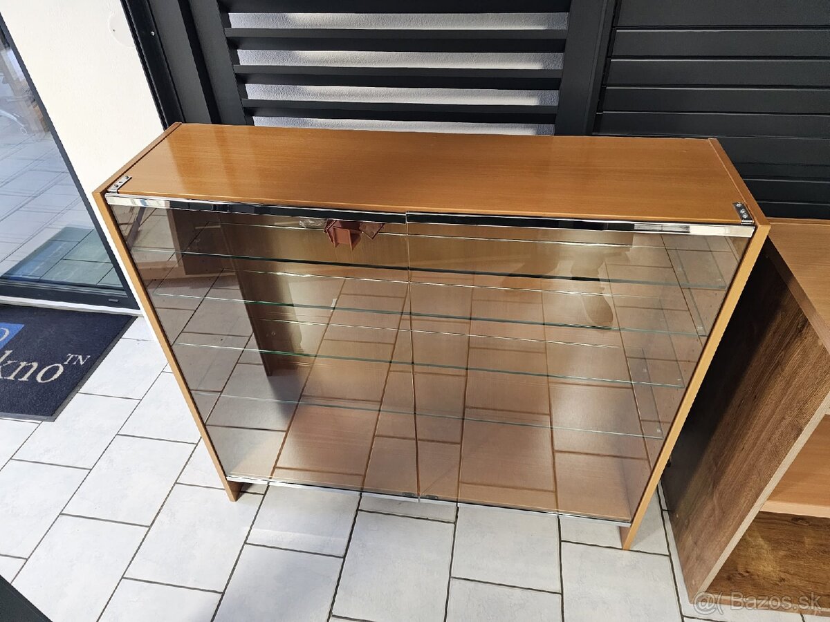 Presklená vitrína - 2