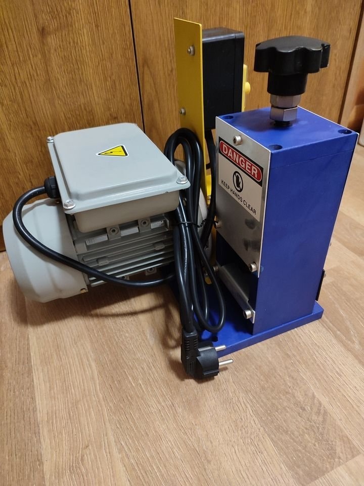 Elektrická loupačka kabelů 180W - 2