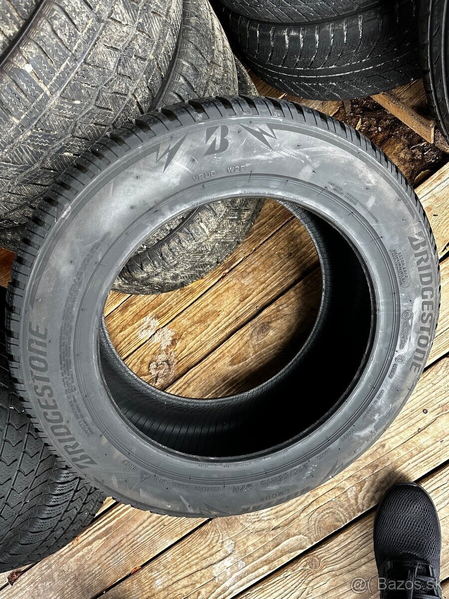 Predám 1ks zimná pneumatika bridgestone 215/55 r16 - 2