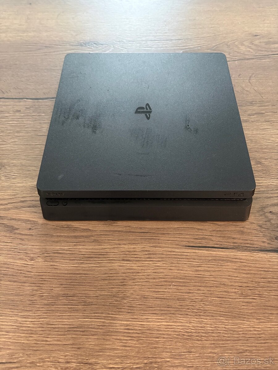 PlayStation 4 Slim - 2