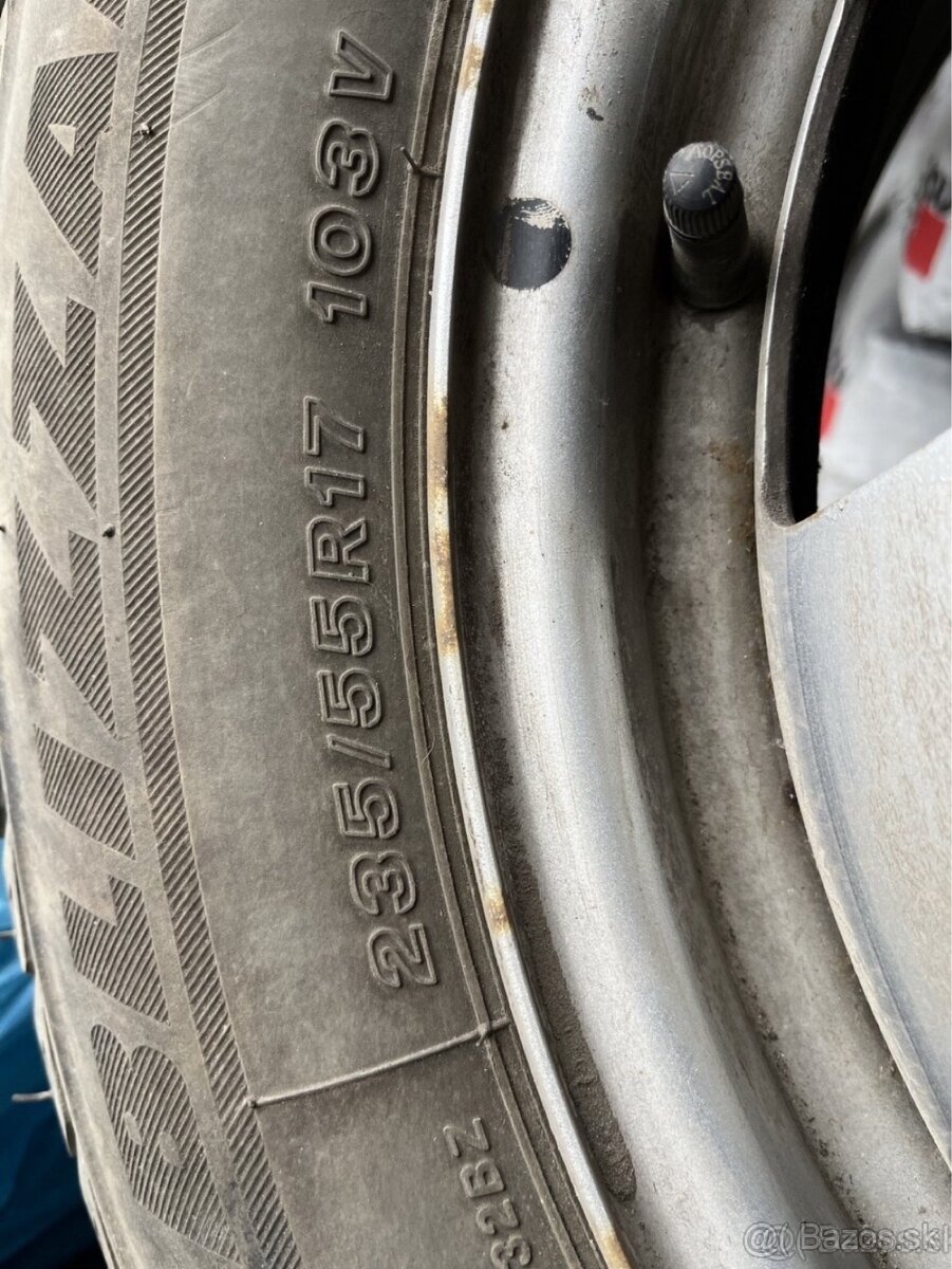 zimne pneu 235/55/R17 a disky - 2