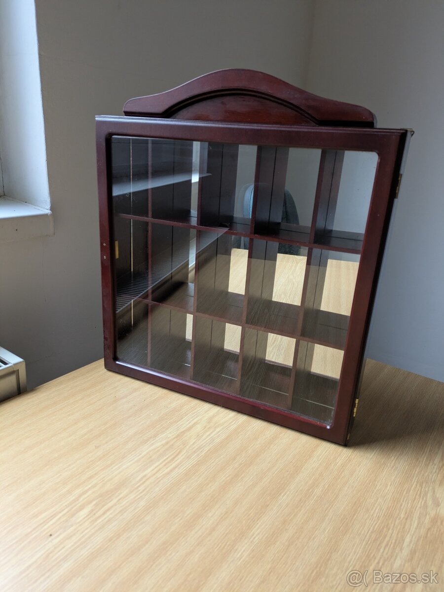 Vitrína so zrkadlom - 2