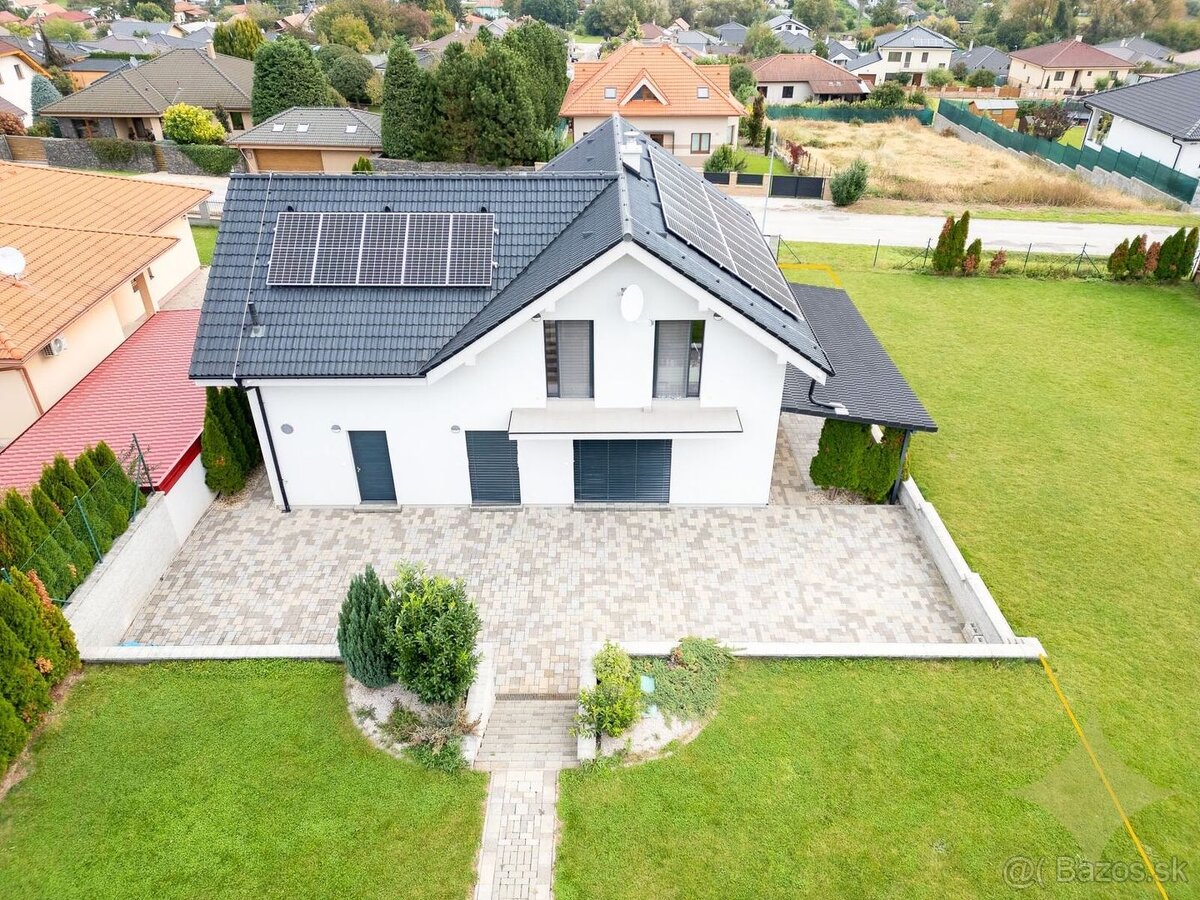 Priestranný dvojpodlažný 6-izbový rodinný dom v Malom Lapáši - 2