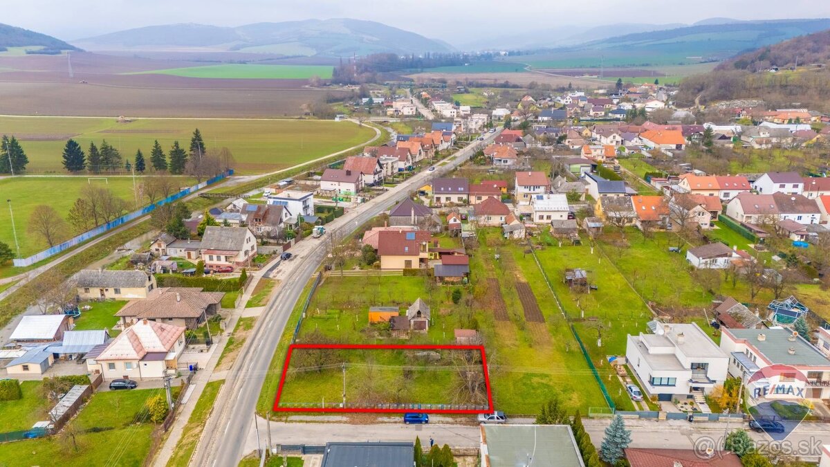 na predaj pozemok Trenčianske Bohuslavice 698m2 - 2