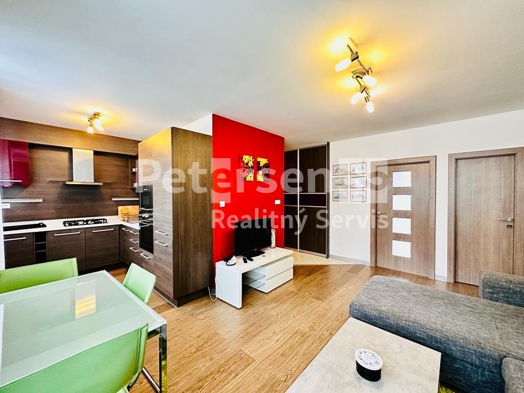 NA PRENÁJOM 3-IZBOVÝ BYT S BALKÓNOM, UL. TYRŠOVO NÁBREŽIE - 2