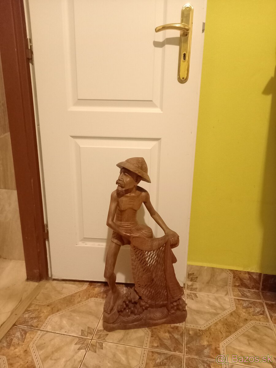 Drevena socha loviaci rybár - 2