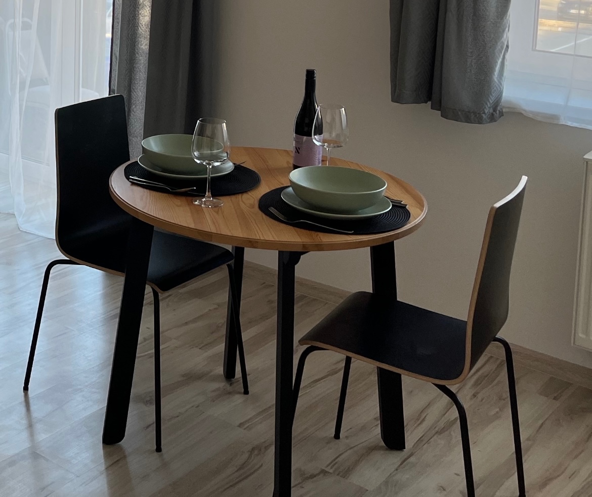 Jedálenský stol - 2