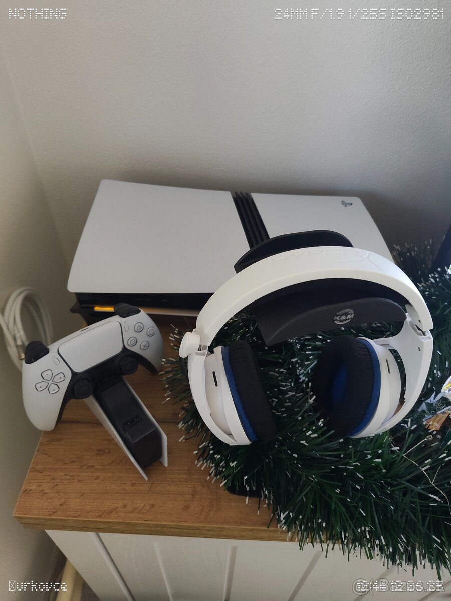 Predám PS5 Pro aj s RGB podstavcom - 2