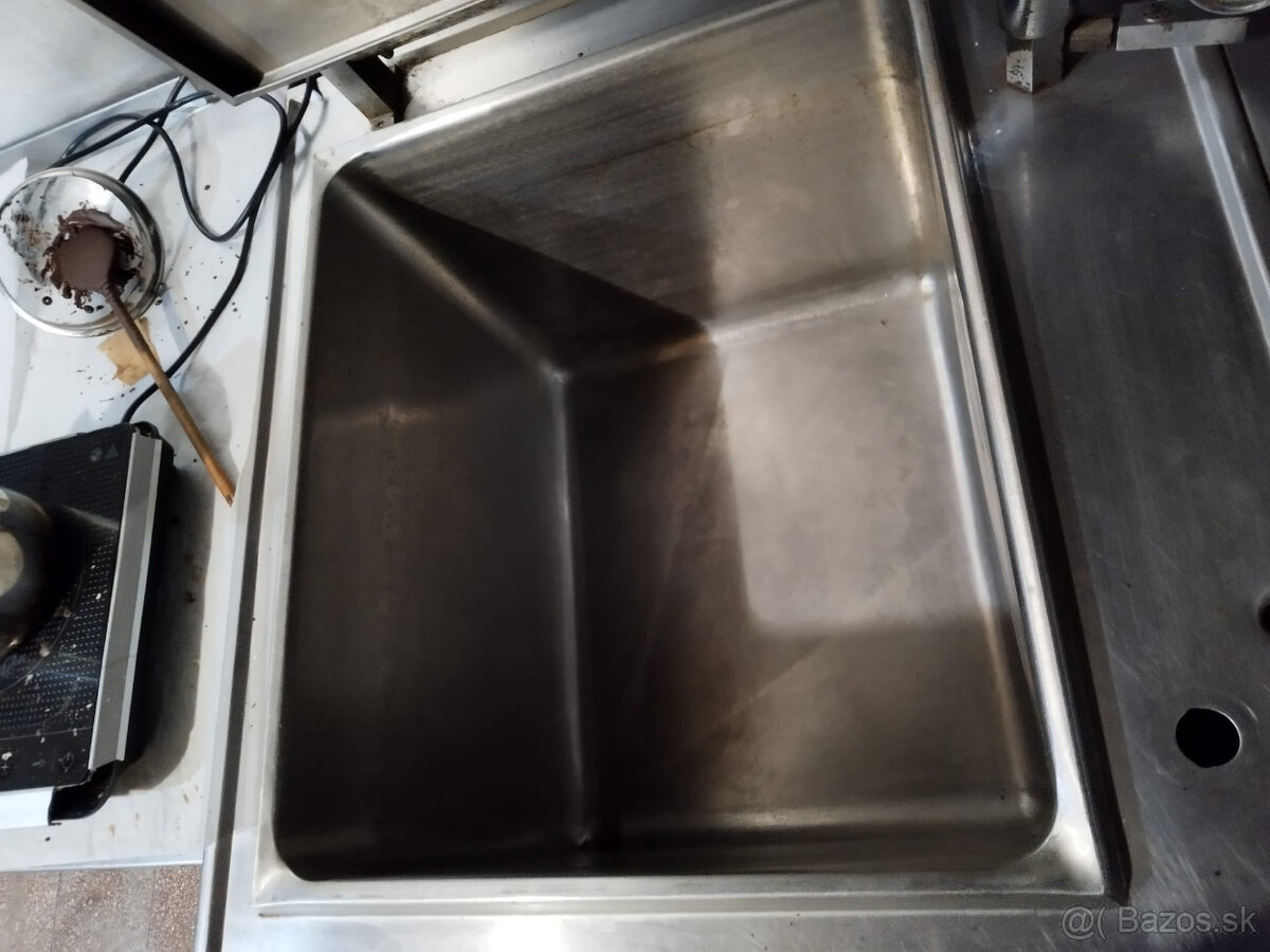 Predam vytrinu, šiškovač, plynovu panvicu, miesič a ine... - 2