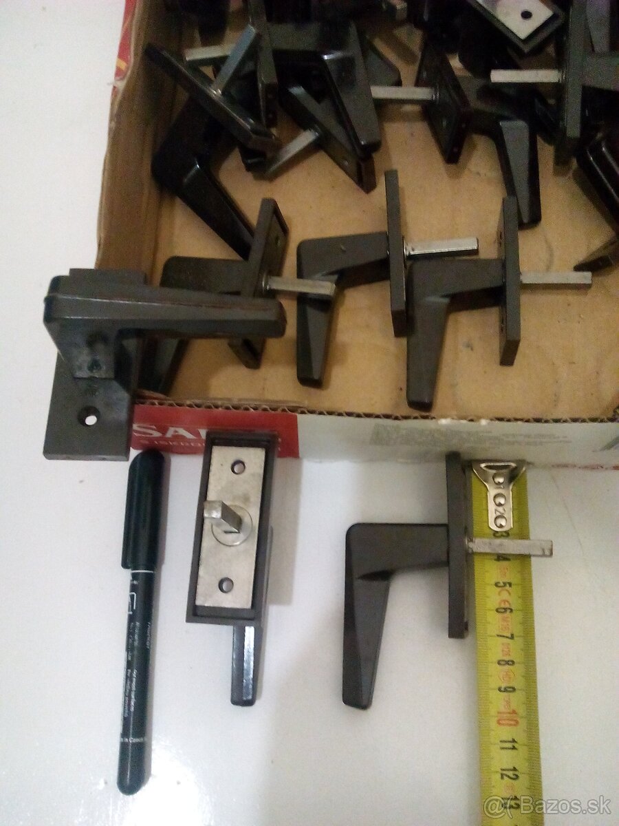 Okenné klučky okno - 2