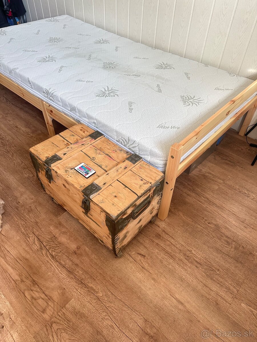 Drevena posteľ s matracom - 2