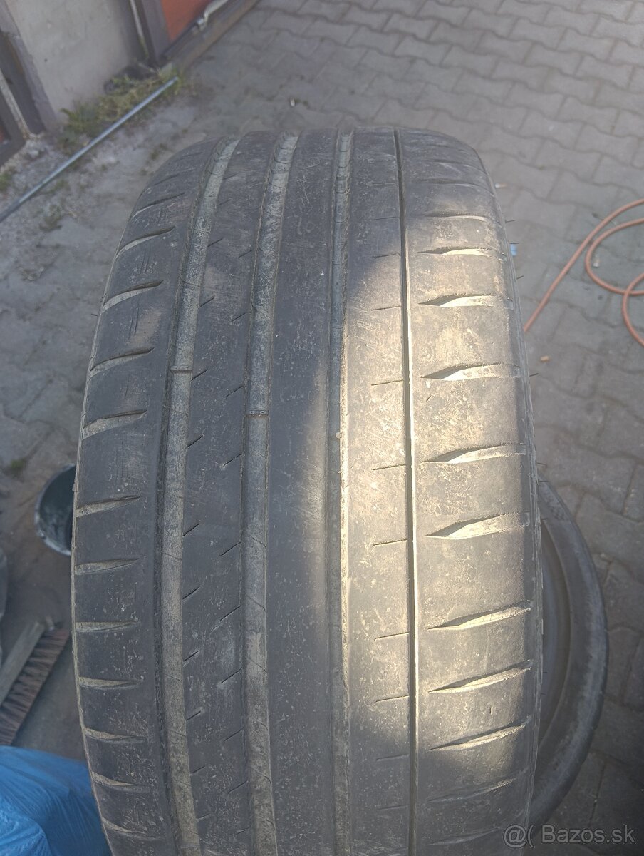 255/35 R19 - 2