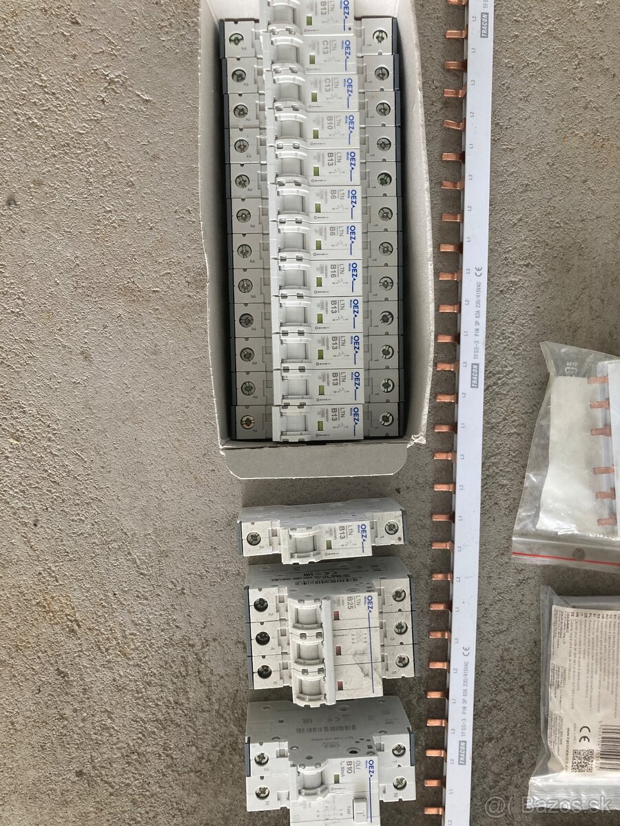 Elektro material zo stavby - istice,prudovy chranic,zasuvky - 2