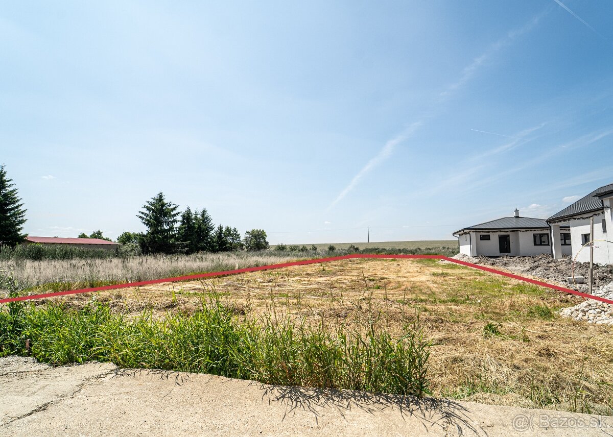Rovinatý pozemok v dedinke Cestice - 2