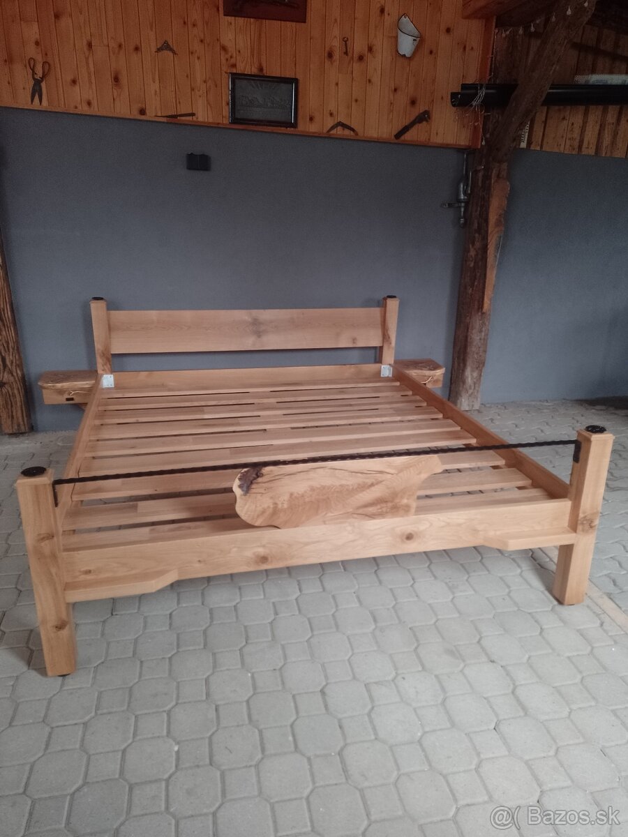 Masívna manželská posteľ - 2