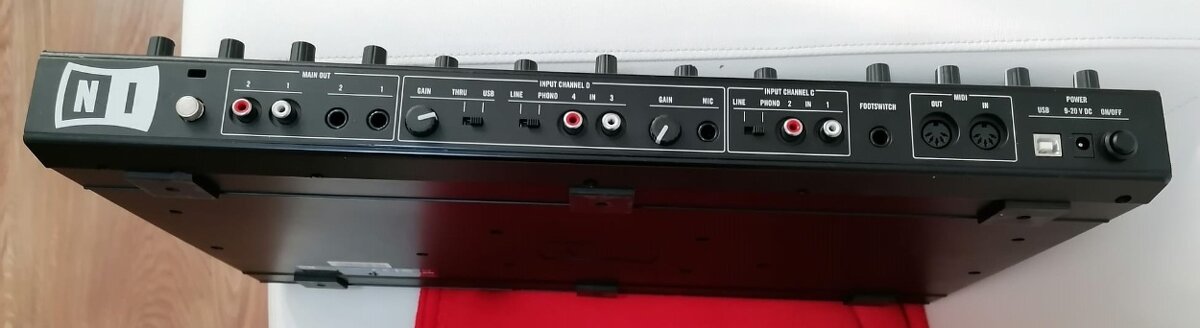 Predám DJ kontrolér Traktor S4 - 2