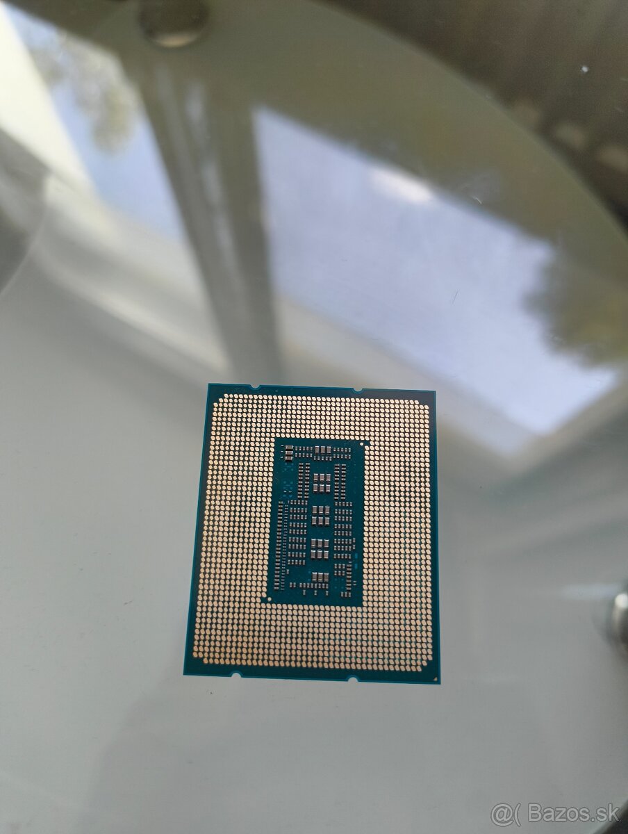Intel Xeon E-2468 - 2