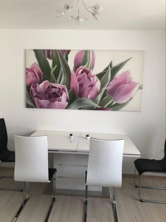 Predam hranaty stol a stolicky - 2