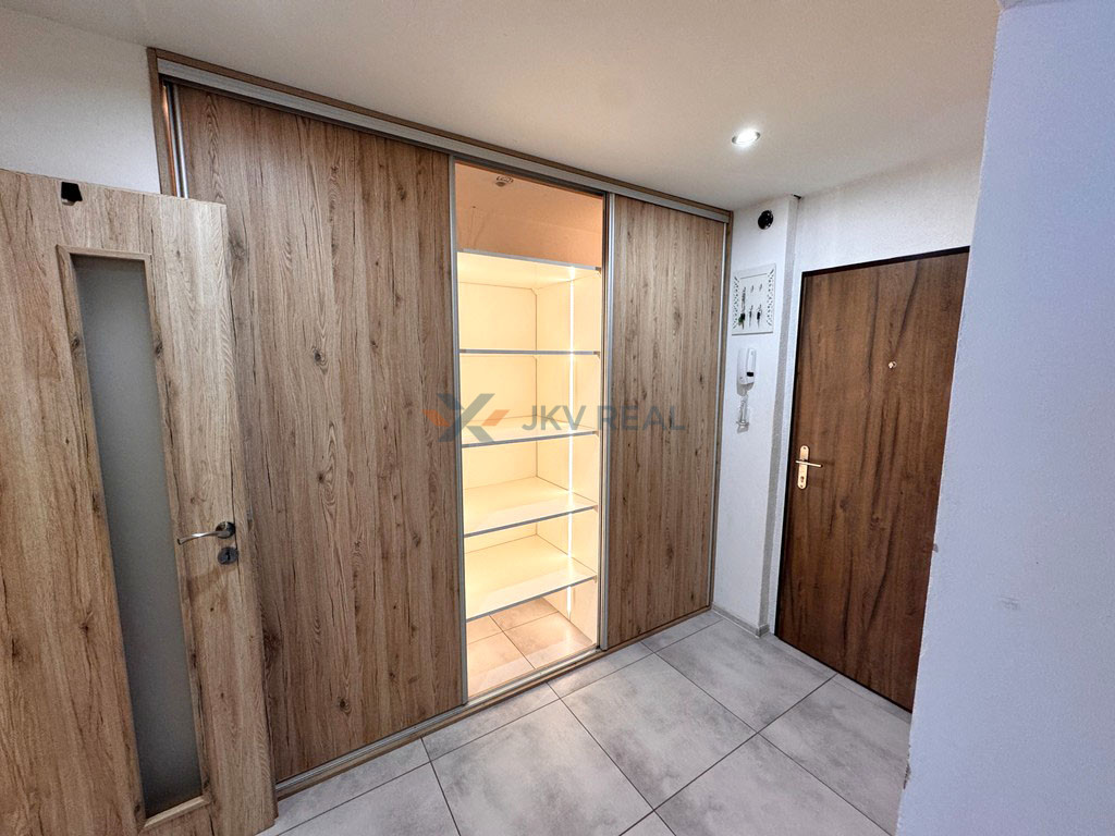 Prenájom: Priestranný 3-izbový Byt s Klimatizáciou vo Výborn - 2