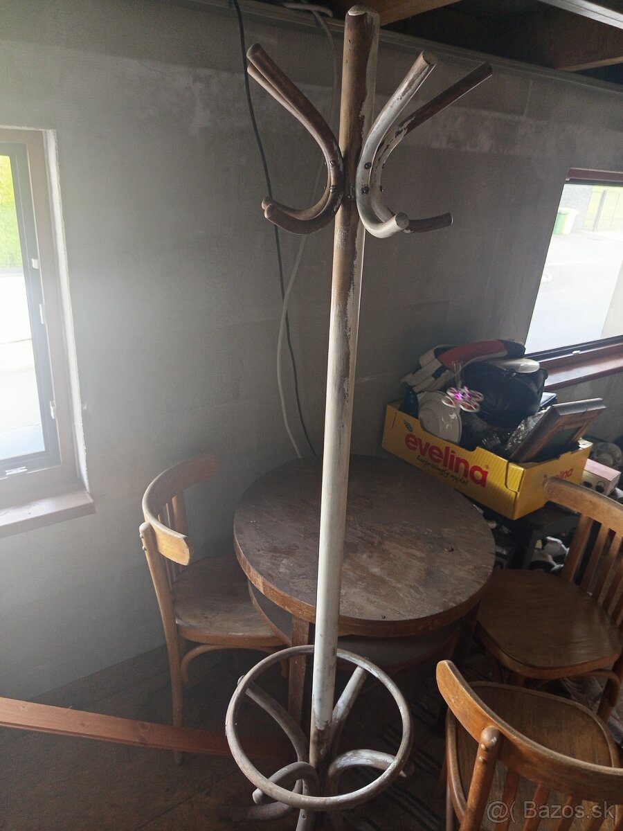 Stôl,stoličky,vesiak - 2