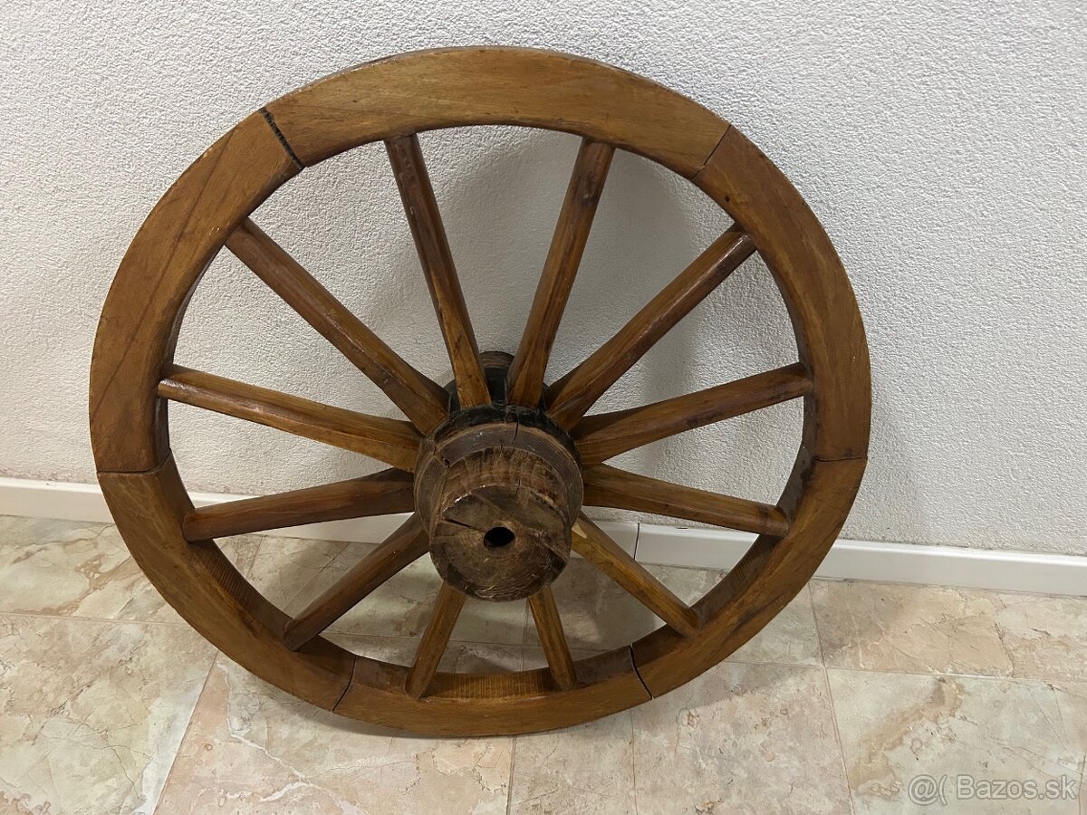 Drevená polička, koleso, hrable, kosa - 2