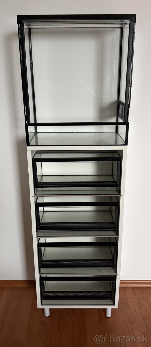 Policová skrinka a 5 terárií - 2