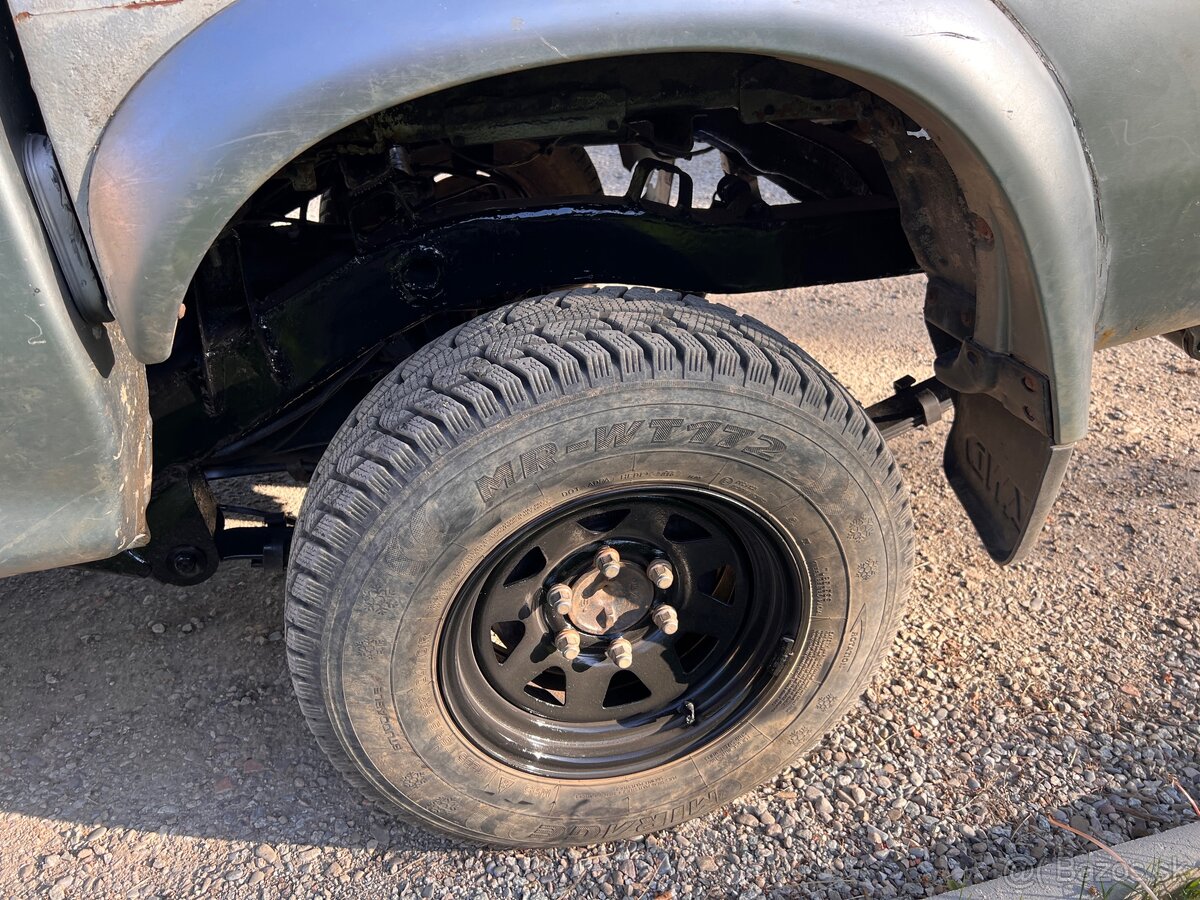 LT235/75r15 rozteč 6x139,7 - 2