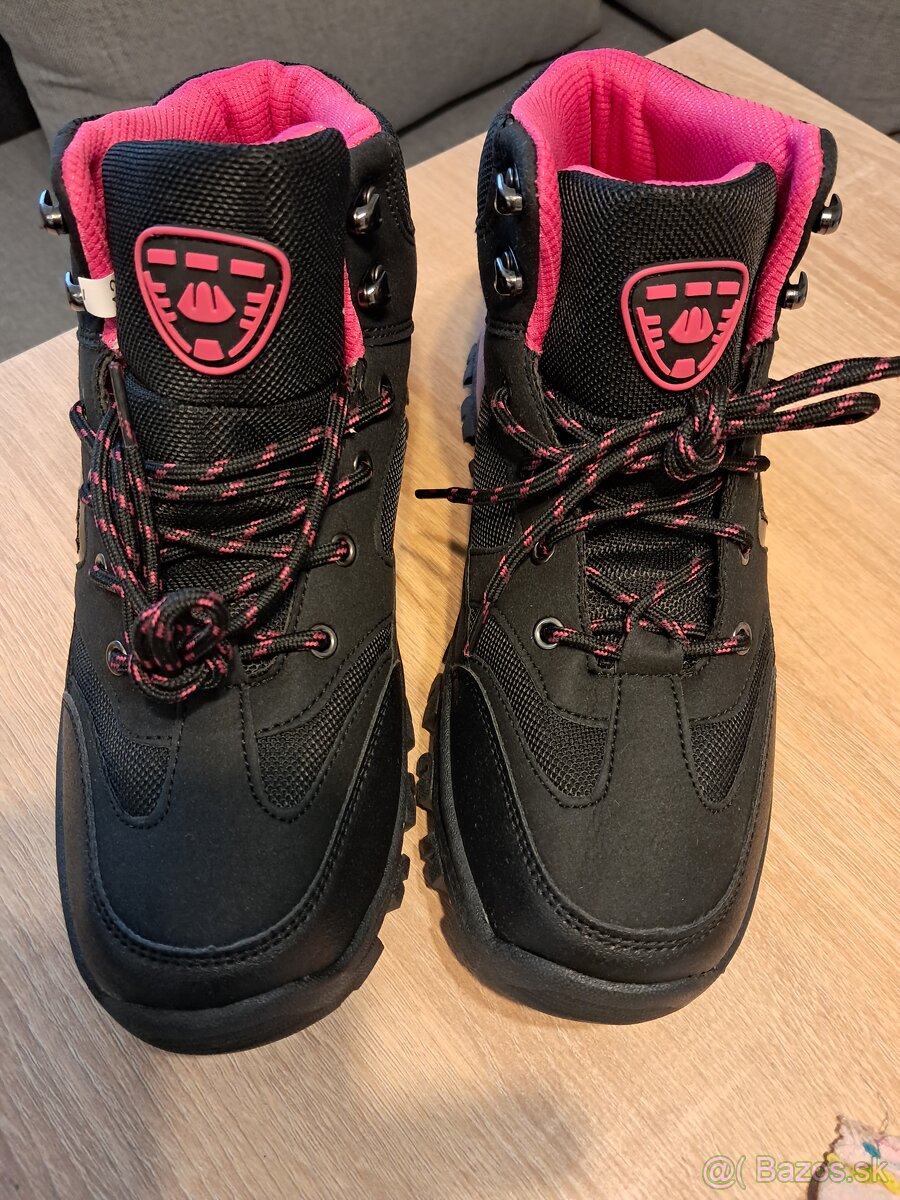 Predám nové botasky č.42 - 2