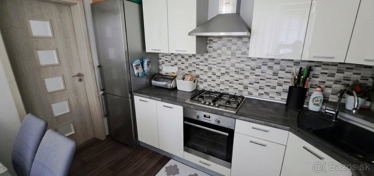 Prerobený 2,5 izbový byt s balkónom - 2