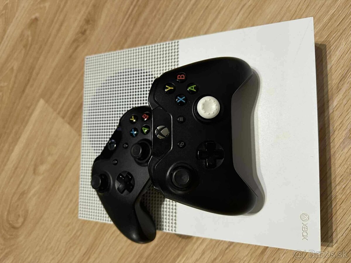 Xbox One S 1TB + 2 ovládače - 2
