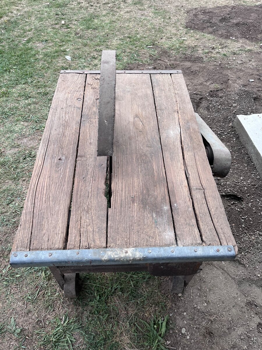 Cirkulár na drevo (stolova píla) - 2