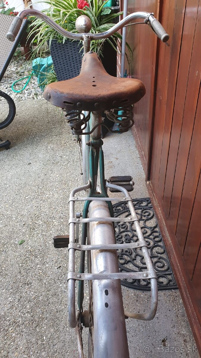 100 ročný historický bicykel - 2
