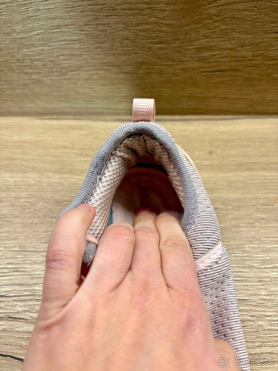 Damske tenisky Under Armour - 39 EU - 2