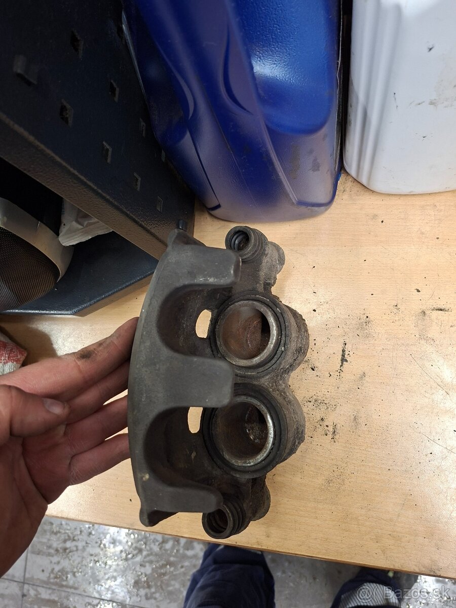 Renault Master - Brzdový strmeň - 2