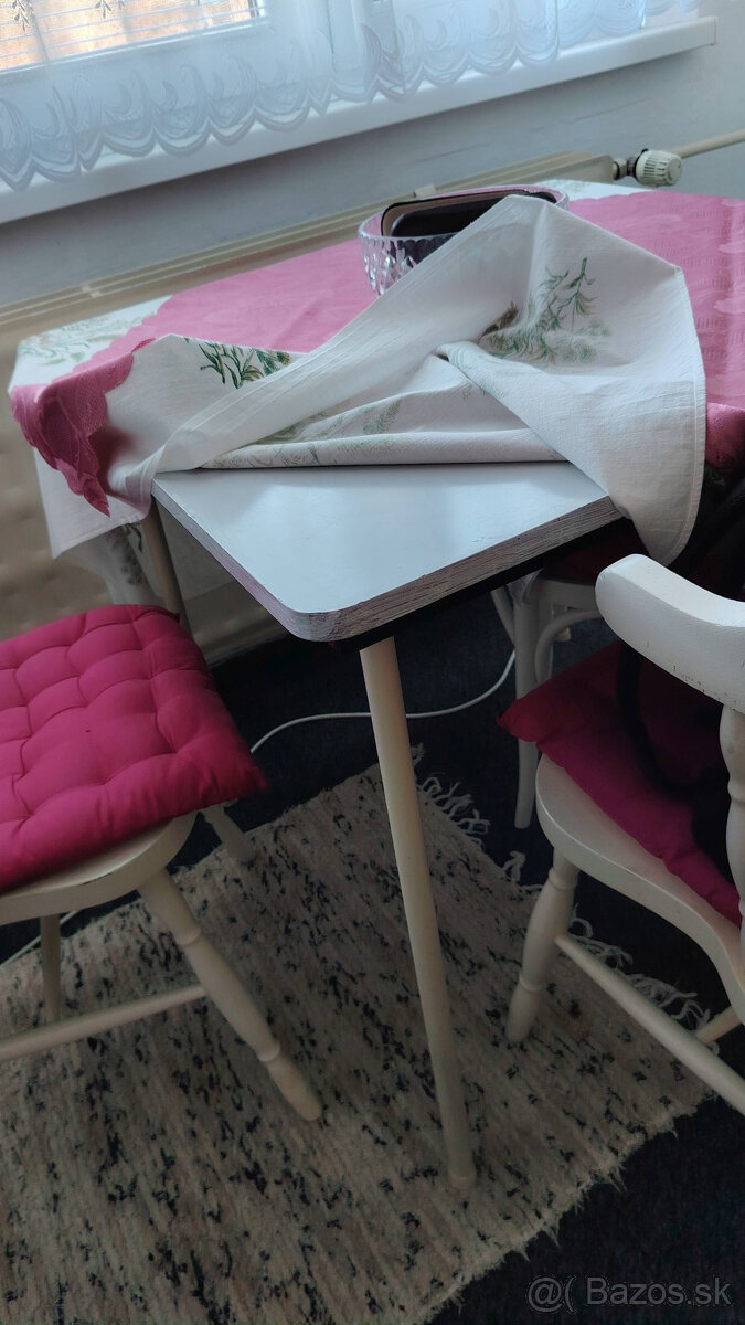 Stôl a stoličky - 2