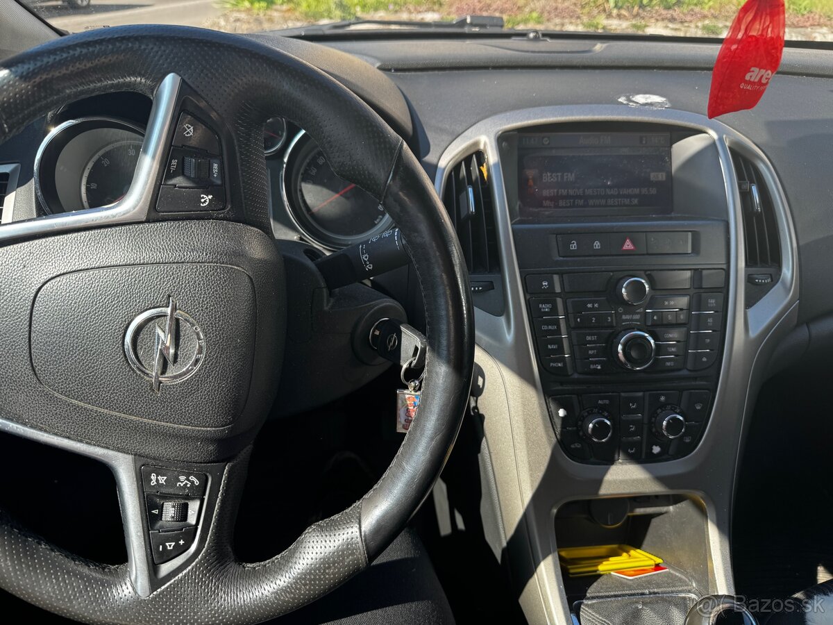 predám Opel Astra J Sport Tourer - 2