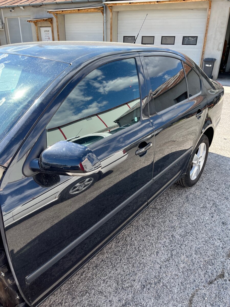 Octavia2 2004 čierna dvere - 2